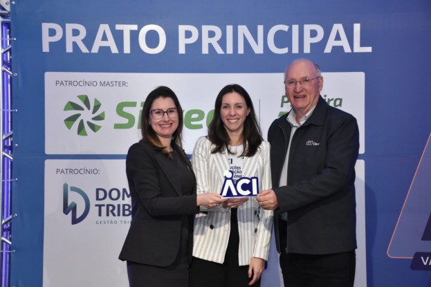 Homenagem recebida durante o evento “Prato Principal” pela ACI.